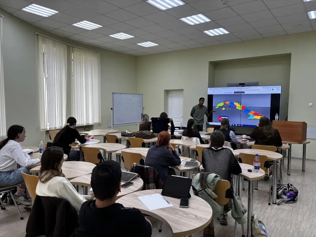 Стажер из Кубы провел лекцию «Куба: страницы истории и герои» в рамках программы "Стажировки в России: шаг к успеху"